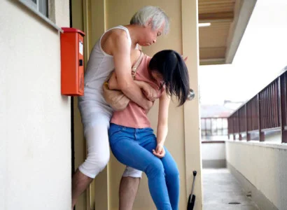 Cô dâu mới cưới bị bố chồng già hãm hiếp