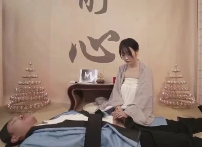 Cô nữ tu xinh đẹp lo lắng cho vị đạo sĩ bị thương