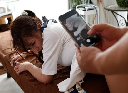 Thấy em nhân viên quá ngon thì đè ra hiếp