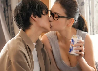 Chàng trai vừa bị cắm sừng được chị hàng xóm an ủi trong lúc buồn