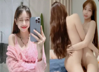Lâm Thái Vy và người bạn gái thân móc bím trên sóng phát trực tiếp