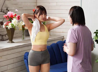 Em gái mảnh mai đến phòng tập yoga và bị chén