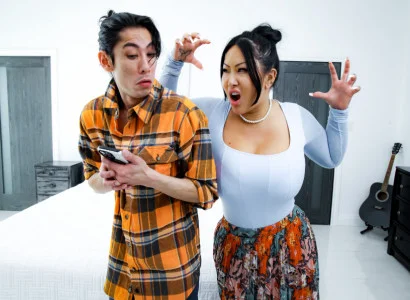 Con trai này đưa mẹ kế xăm trổ hàng múp đạt cực khoái