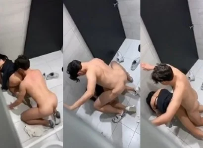 Cặp đôi đang quan hệ thì bị quay lén trong WC