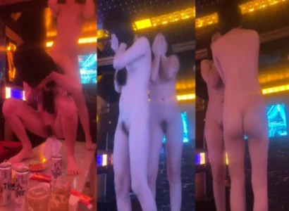 Mỹ nhân nhún nhảy thoát y cực dâm trong không gian quán hát